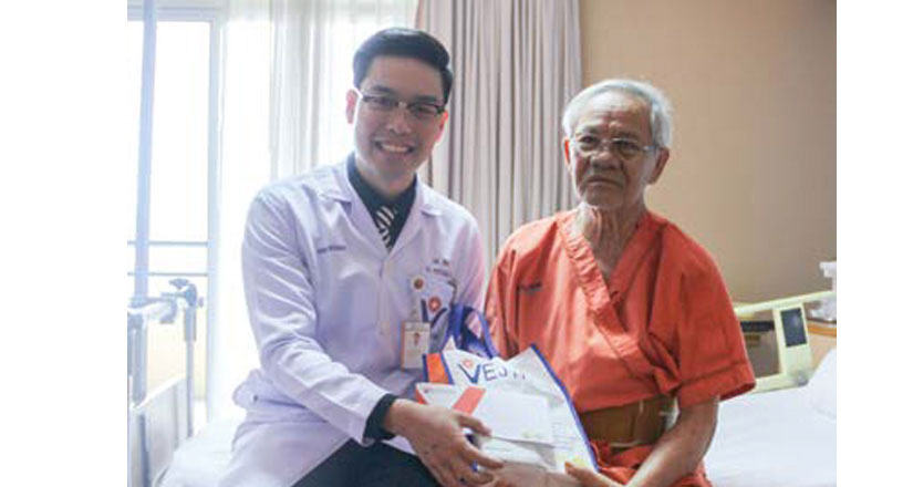 แพทย์ และผู้ป่วยรับการผ่าตัดกระดูกสันหลังที่โรงพยาบาลเวชธานี