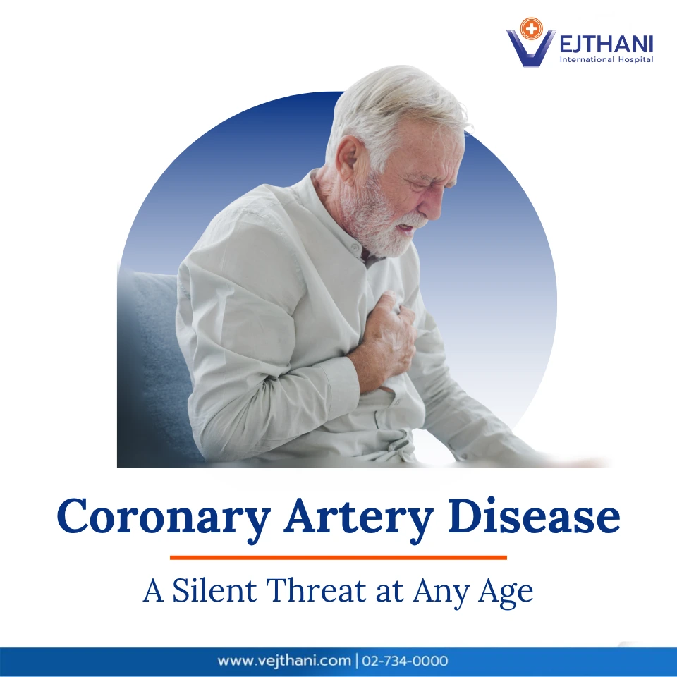Elderly man clutching his chest in pain, representing symptoms of coronary artery disease and the importance of early heart screening at Vejthani International Hospital.