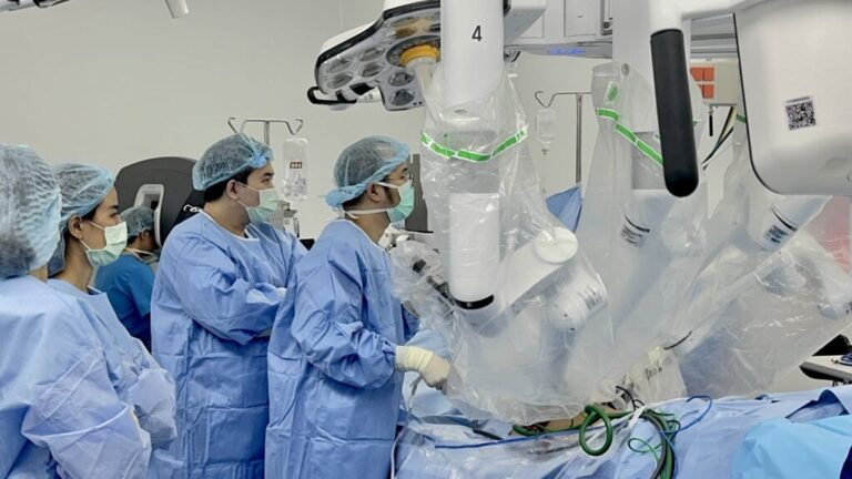 Vejthani tiên phong ghép thận bằng robot tại khối tư nhân Thái Lan